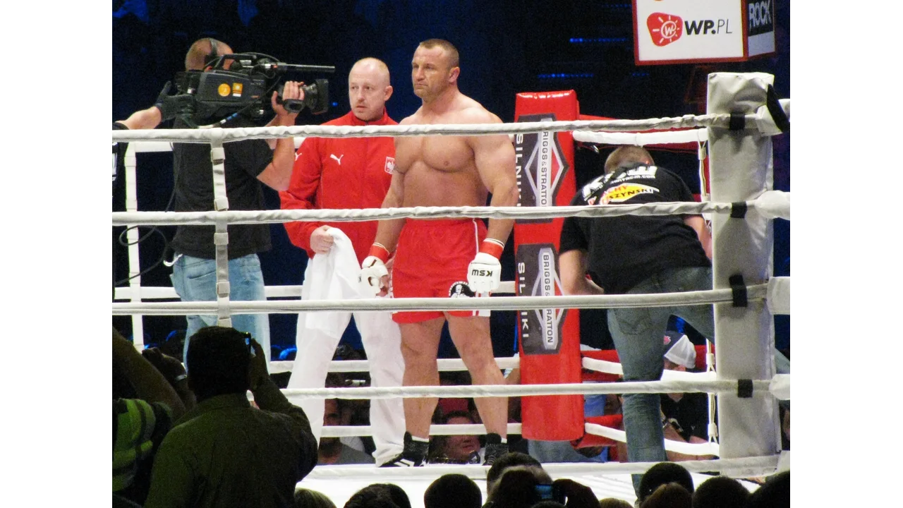 Mariusz Pudzianowski w ringu podczas KSW XVI w 2011 roku. Zdjęcie archiwalne, nie dokumentuje obecnej wypowiedzi.